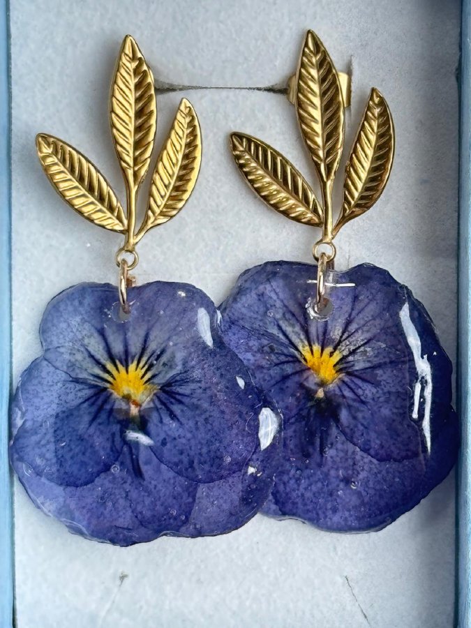 Pendientes con Pensamientos Azules y Acero Dorado